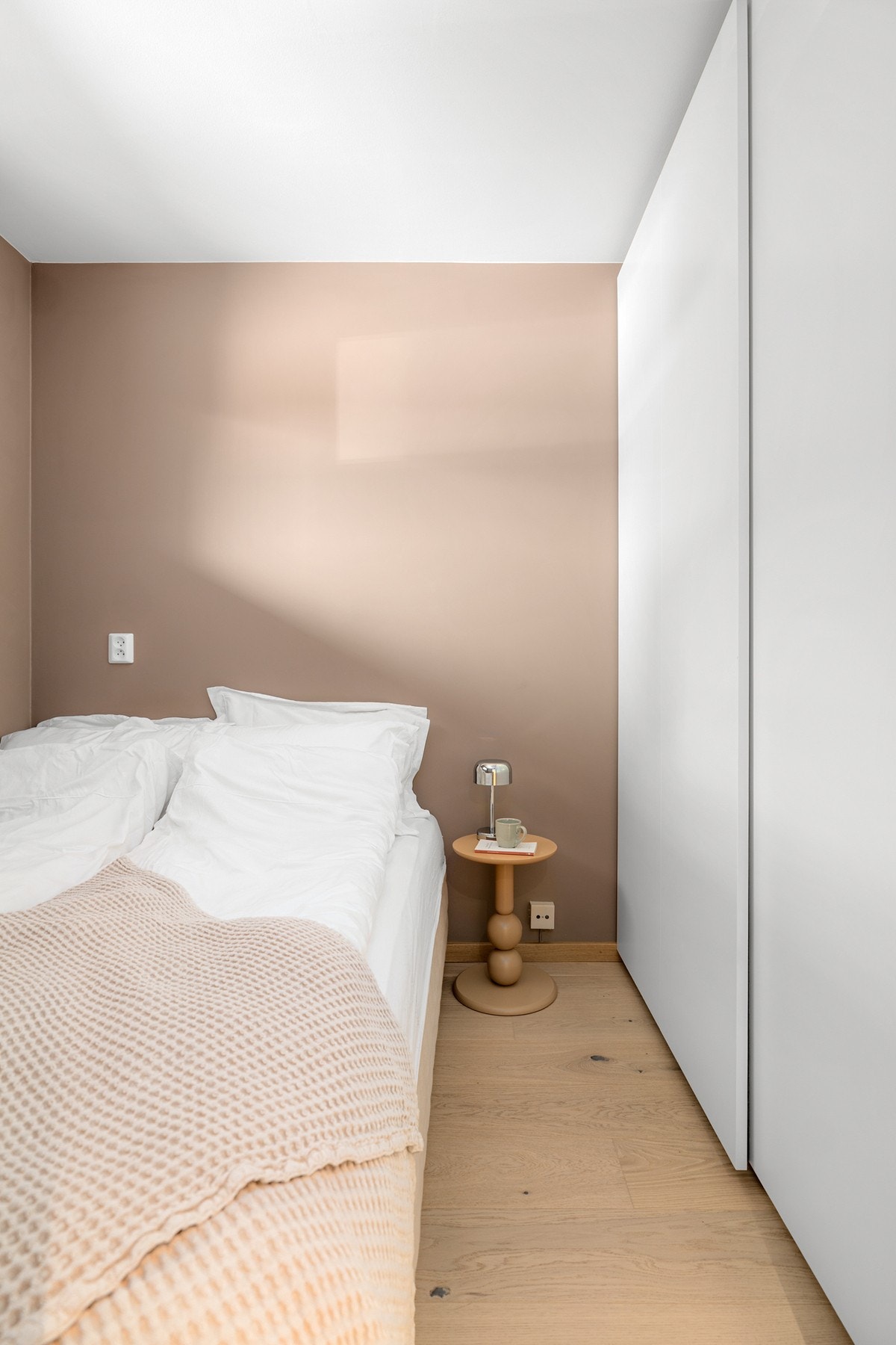 På soverommet er det rikelig med oppbevaringsplass i stor plassbygget skyvedørsgarderobe. Galleribilde