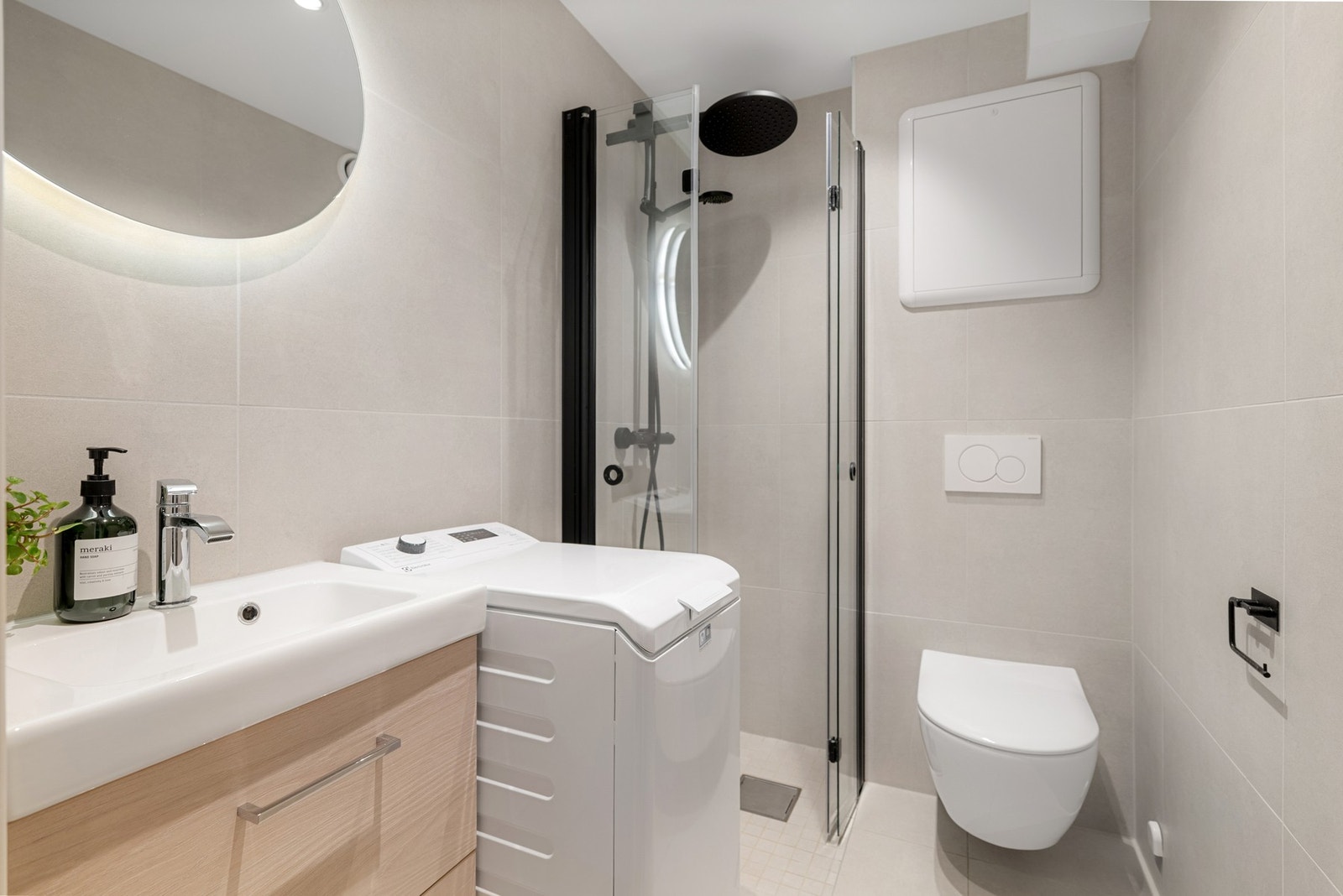 Leiligheten har et lyst og moderne baderom som ble pusset opp i 2023. Baderommet har flotte fliser på gulv og vegger, deilig gulvvarme, downlights i himlingen og mekanisk avtrekk. Galleribilde