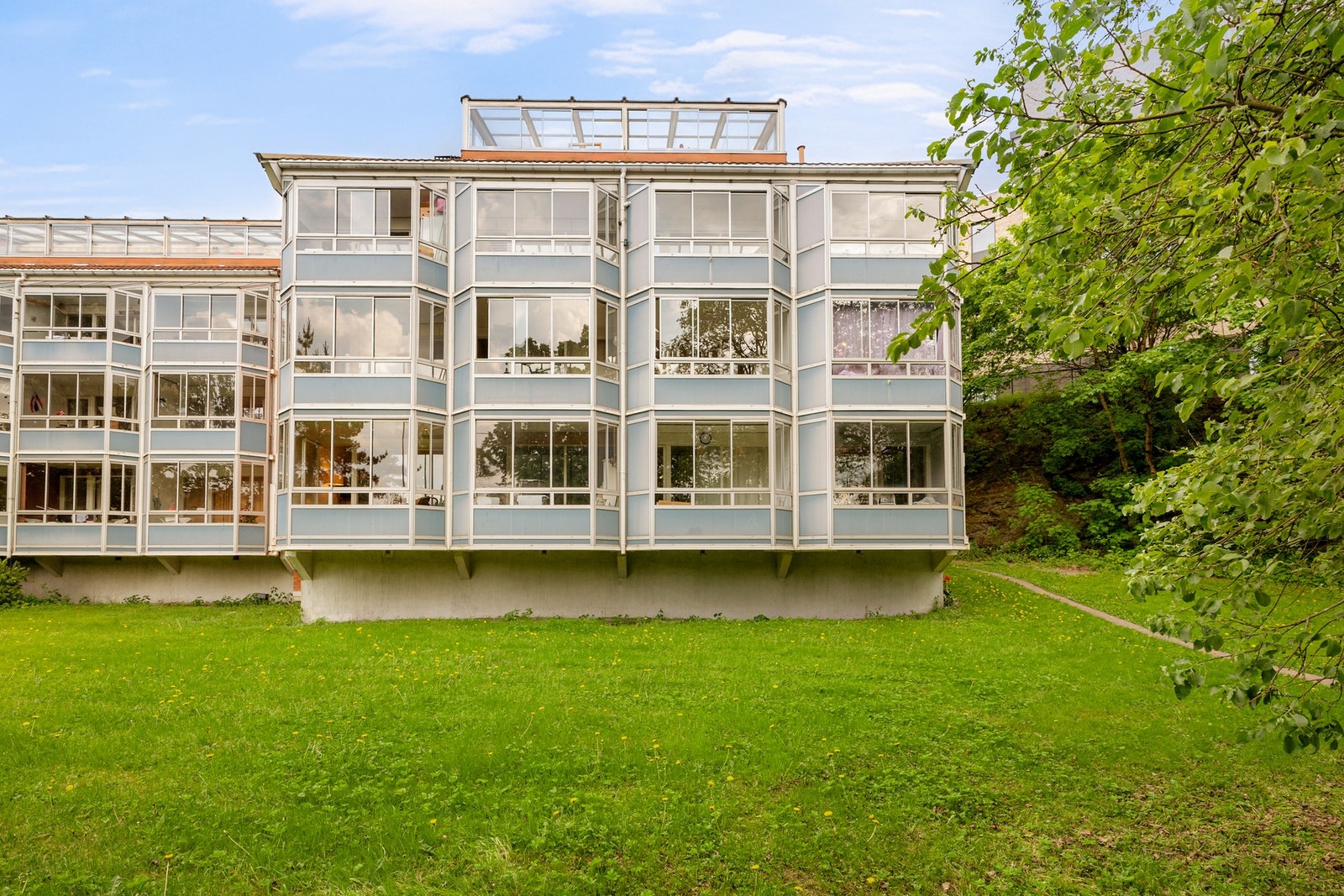 Felles eiertomt for sameiet på ca. 4 533m². Felles tomt opparbeidet med blant annet asfalterte veier, biloppstillingsplass, sittegrupper, plenarealer og andre forskjellige beplantninger. Galleribilde
