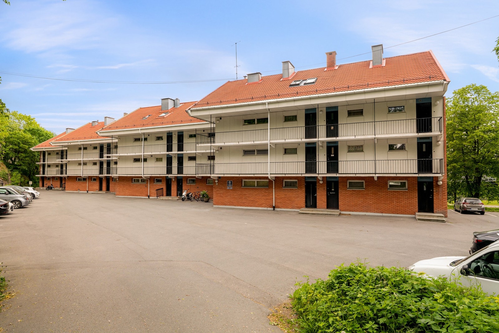 Sameiet har 28 parkeringsplasser til fri benyttelse. Det ble etablert ladeanlegg for el/hybridbil 2021. Ingen har faste plasser. Galleribilde