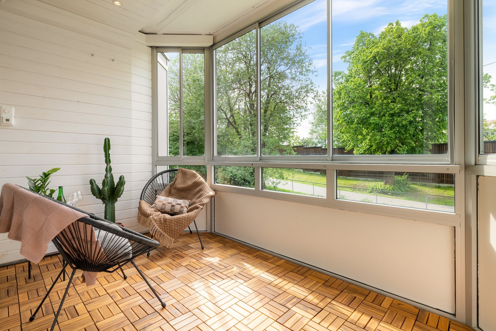 Fra stuen er det utgang til en herlig innglasset balkong på 5m² med deilig ettermiddag- og kveldssol. Galleribilde