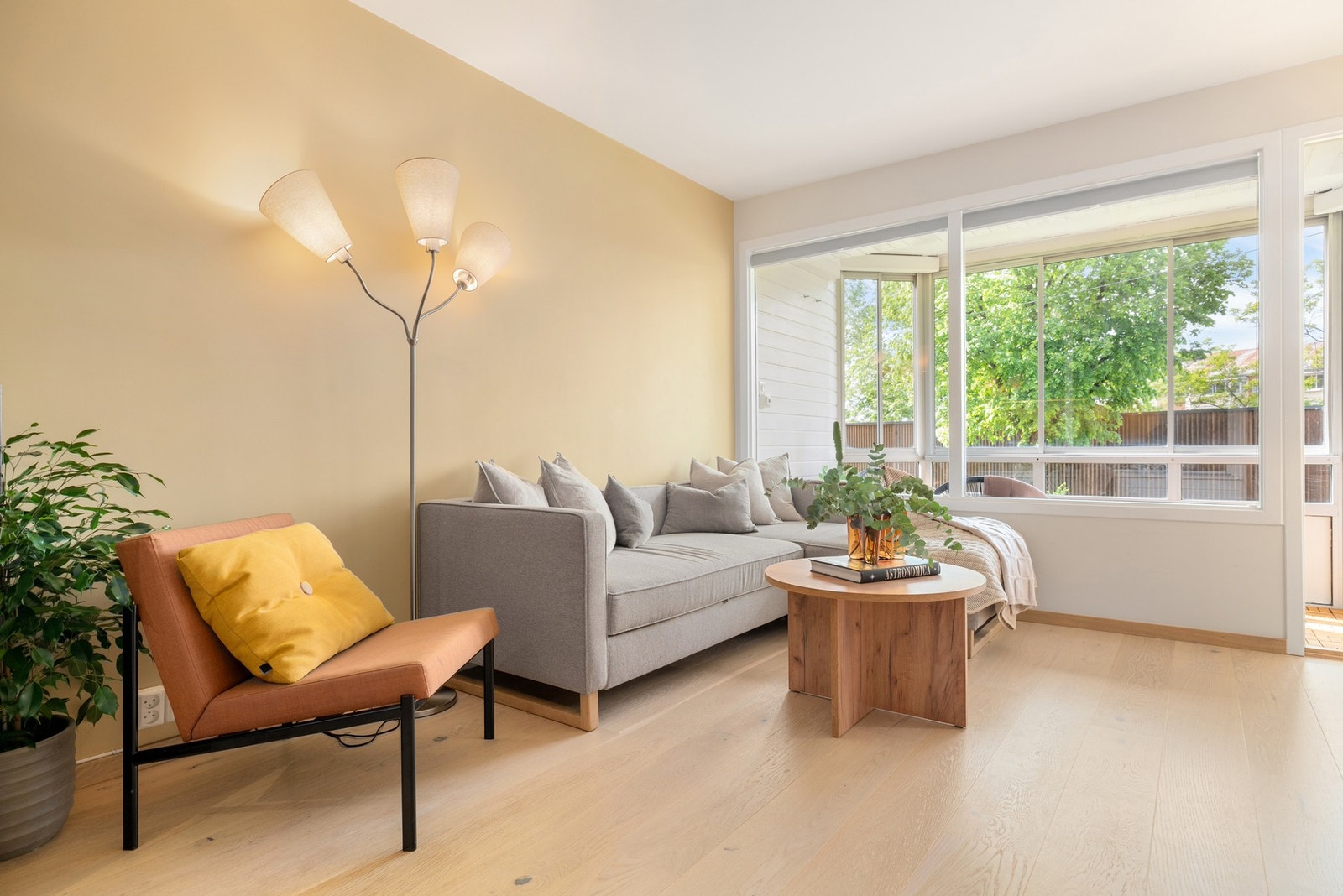 Stuen har store vinduer som slipper inn rikelig med naturlig lys. Galleribilde