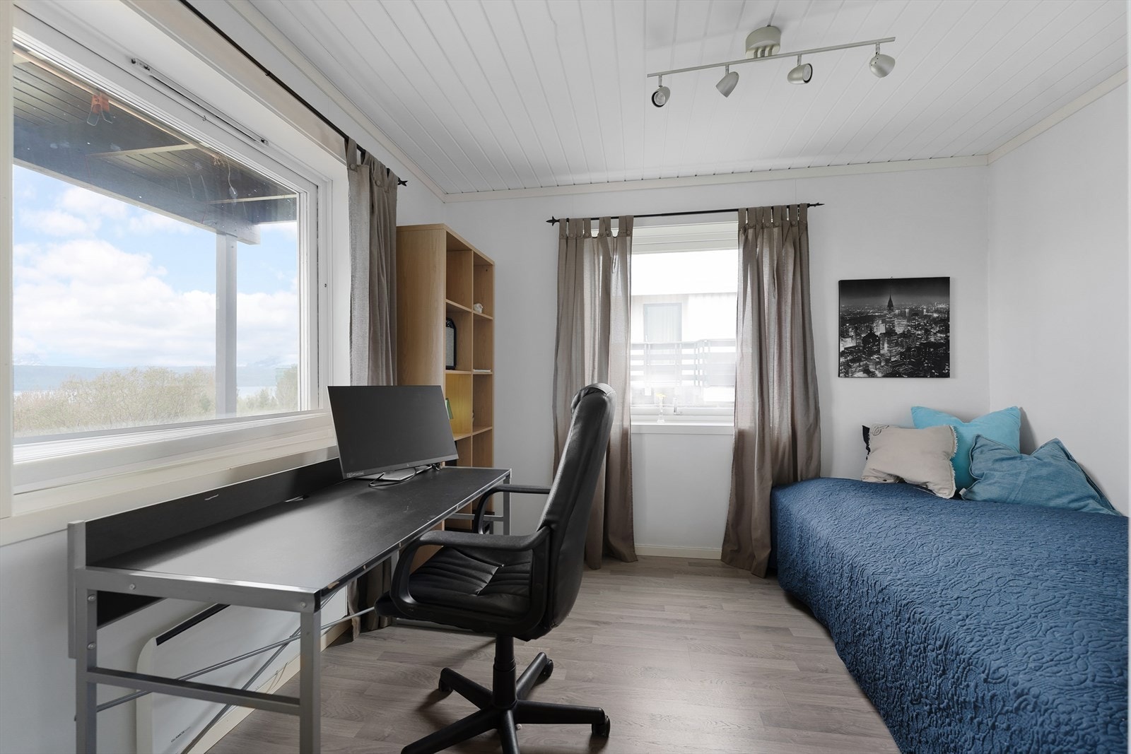 Soverom 4- Lyst og funksjonelt soverom med to vinduer og god plass til både seng og arbeidsplass. Galleribilde