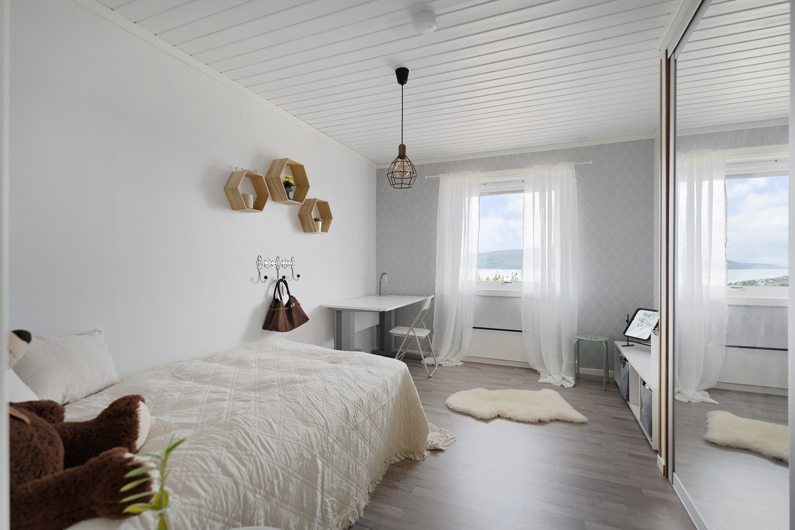 Soverom 3 - Romslig og lyst soverom med praktisk skyvedørsgarderobe med speilfronter. Galleribilde