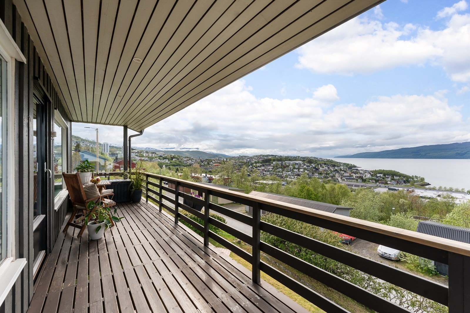 Overbygget balkong i front med nydelig utsikt over Ofotfjorden. Galleribilde