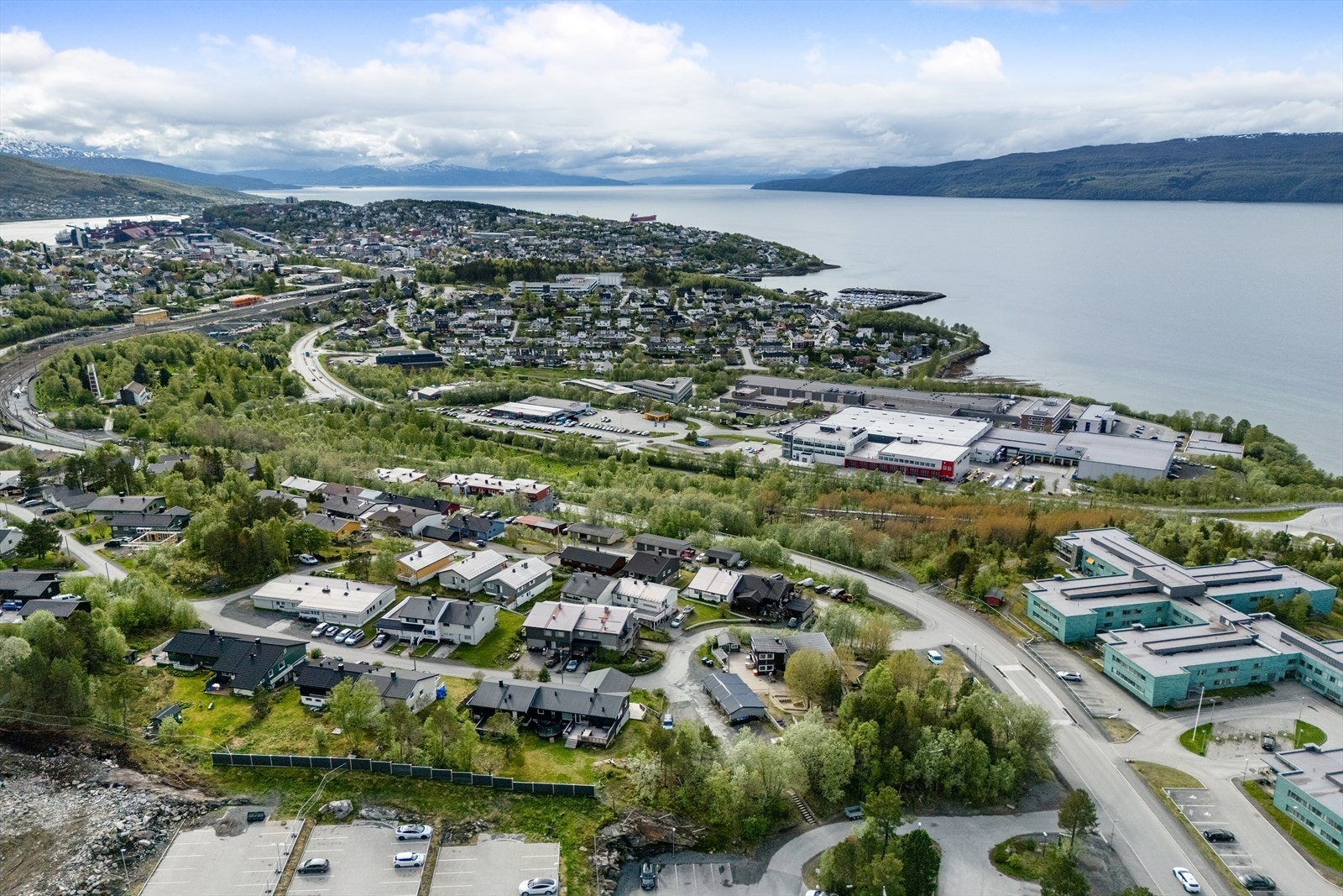 Eiendommen ligger på Furumoen i et etablert og attraktivt boligområde, med gangavstand til sentrum. UNN, legekontor og Furumoen sykehjem ligger i umiddelbar nærhet. Galleribilde