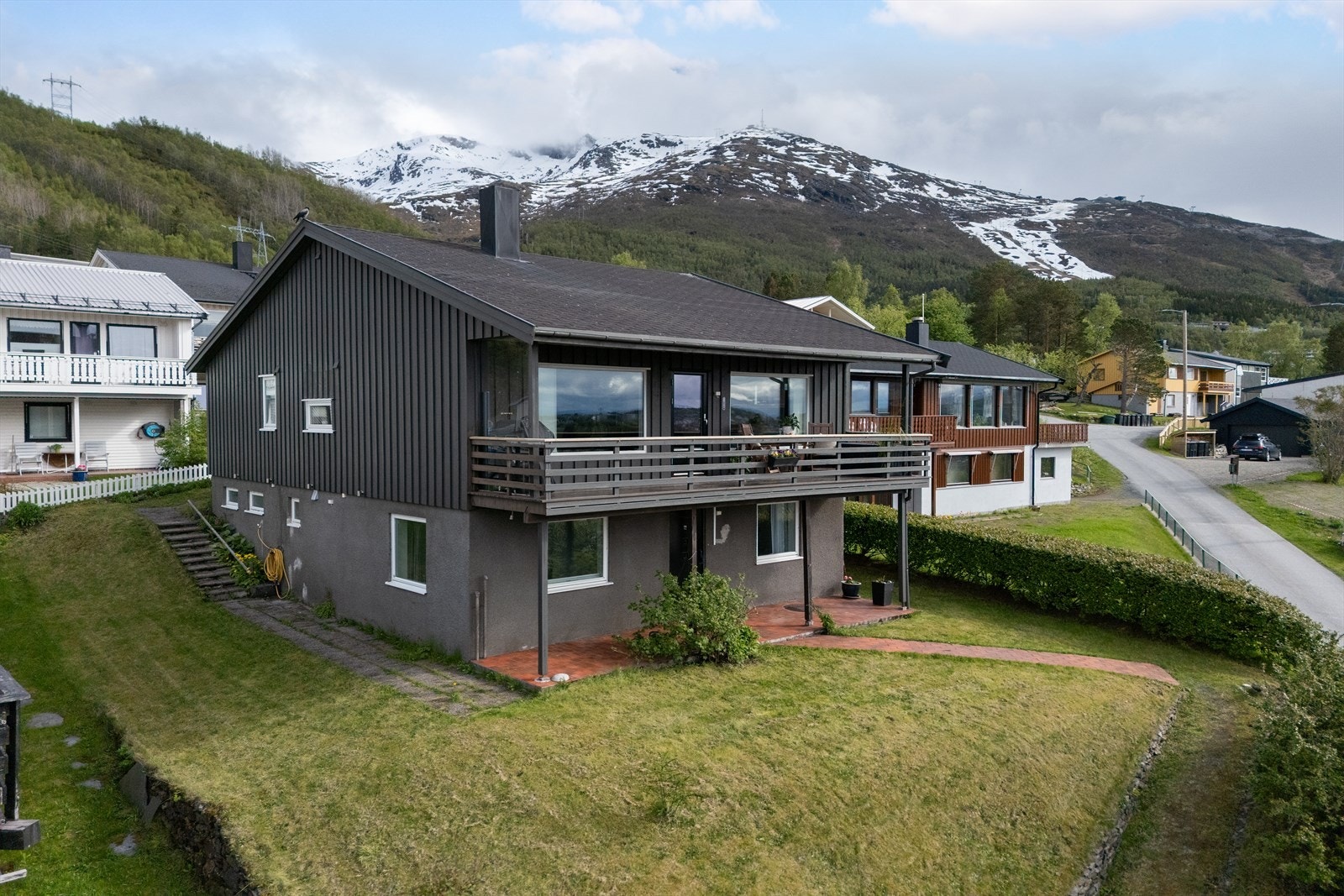 Velkommen til Tyriveien 3! Attraktiv enebolig med gjennomtenkt planløsning og flotte utsikts- og solforhold. Foto: Hanna Linnea Kristensen Galleribilde