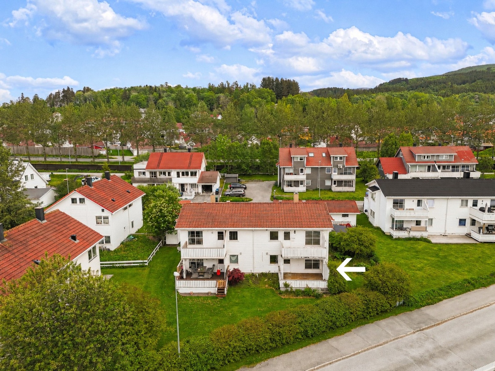 Leiligheten ligger i trinnfri 1. etasje i 4-mannsbolig, i et stille og rolig nabolag på Alstad/Jensvoll. Galleribilde