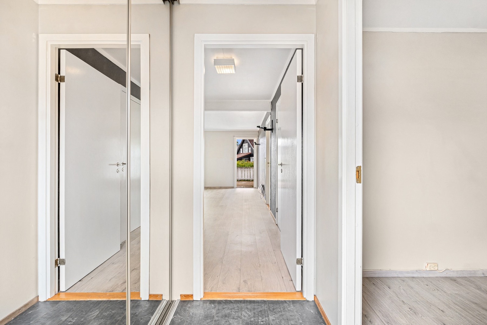 Entré med skyvedørsgarderobe Galleribilde