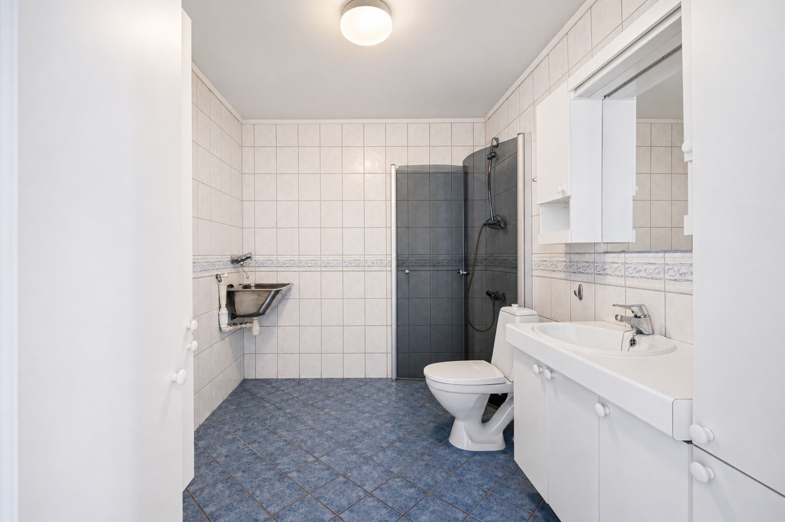Rommet har elektriske varmekabler i gulvet og opplegg for vaskemaskin. Galleribilde