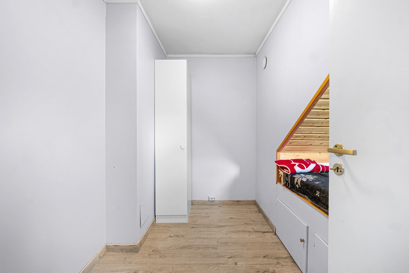 Bod. Innredning av bod som soverom er søknadspliktig, og rommet er ikke bruksendret/godkjent som soverom. Galleribilde