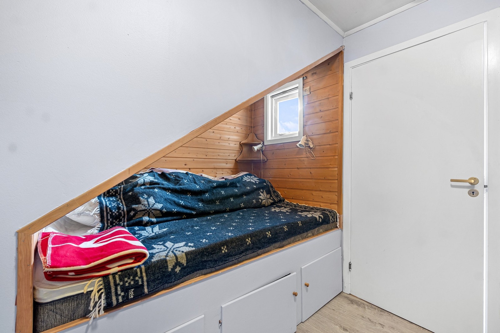 Bod. Innredning av bod som soverom er søknadspliktig, og rommet er ikke bruksendret/godkjent som soverom. Galleribilde