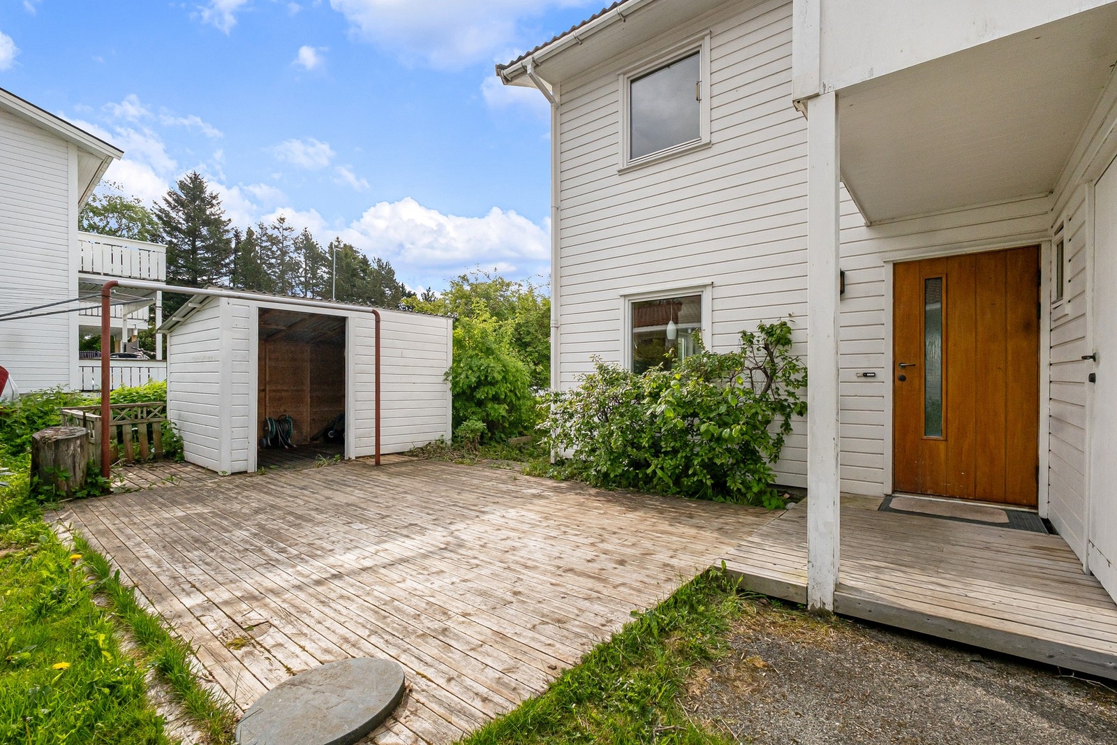 Ved hovedadkomsten er det etablert et praktisk vedskjul/uthus på ca. 6 m², samt praktisk sportsbod like utenfor døra. Galleribilde
