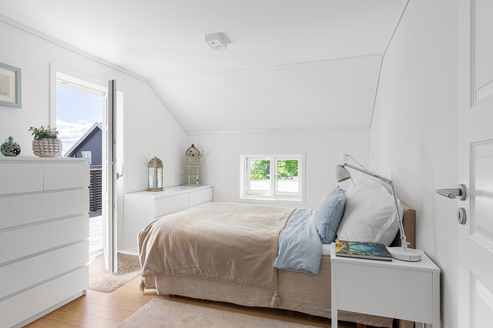 Romslig hovedsoverom med direkte utgang til balkong og flott utsyn mot nærområdet og fjorden. Galleribilde