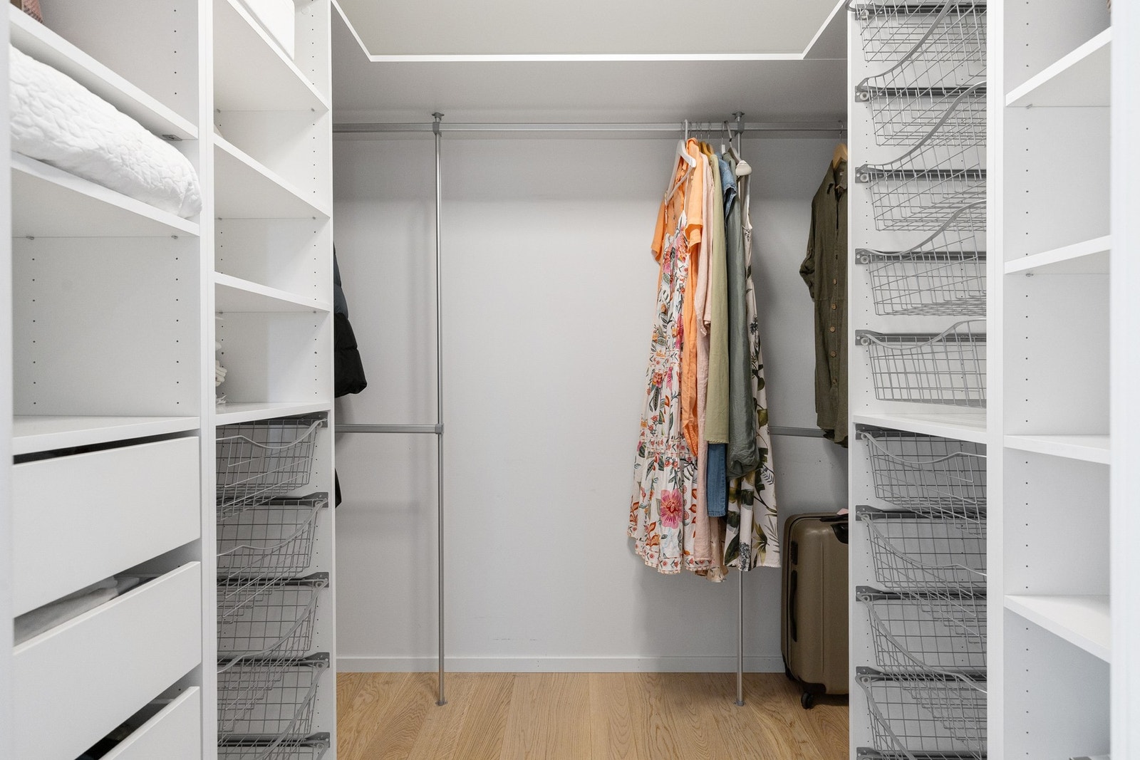 Tilknyttet loftshallen finner man et romslig walk-in closet med gode oppbevaringsløsninger og plass til både klær, sko og tilbehør. Galleribilde