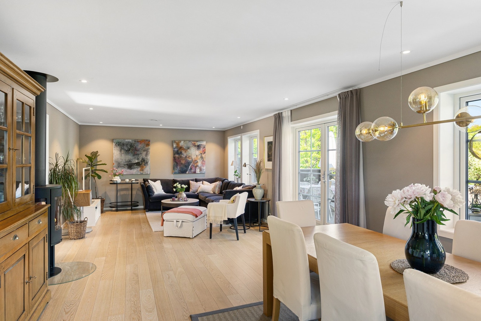Stuen og spisestuen er samlet i en romslig og sosial løsning med god plass til både hverdag og gjester. Galleribilde