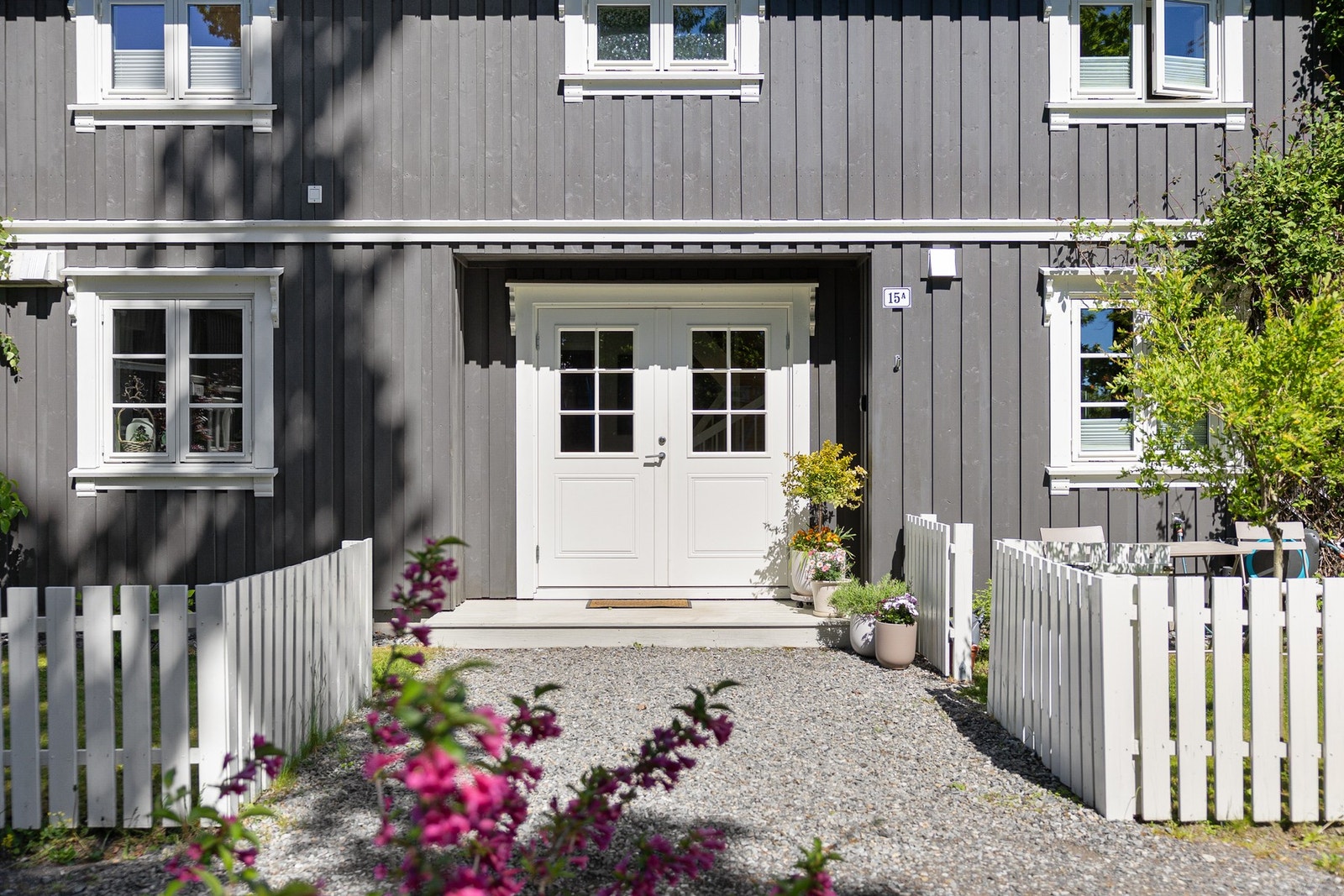 Velkommen til Fjordvangveien 15A - en moderne og innholdsrik familiebolig med attraktiv beliggenhet på Fjordvang. Galleribilde