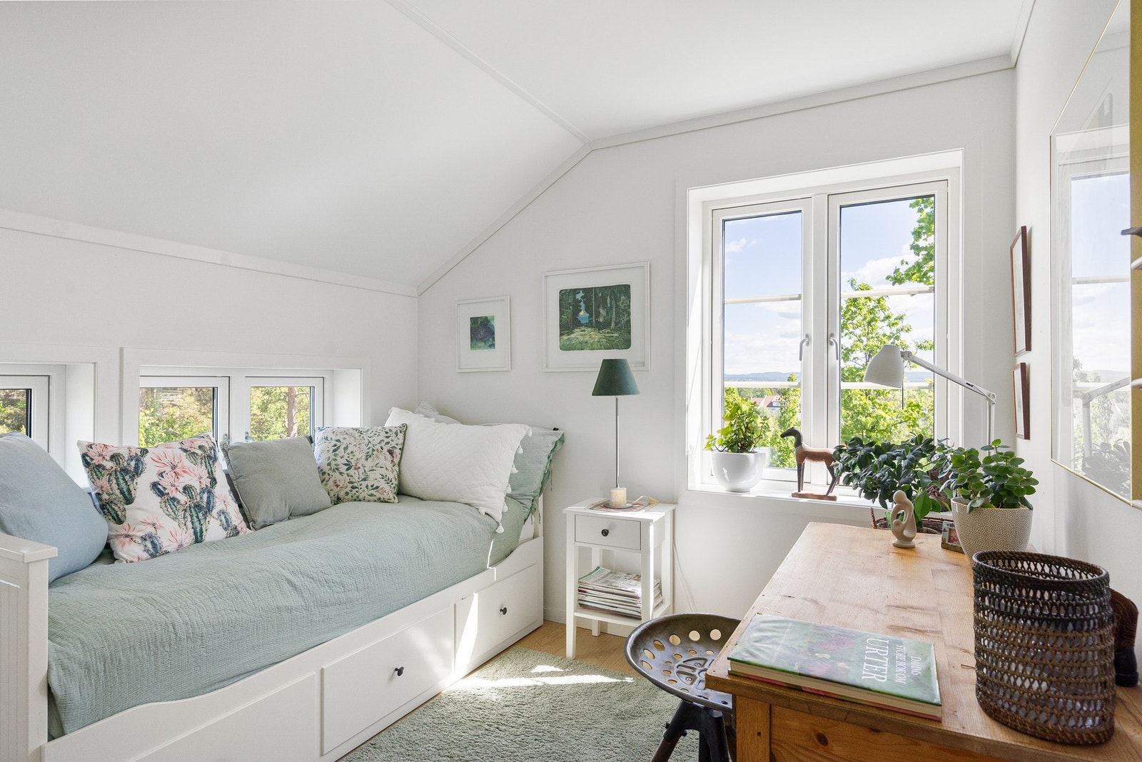 Hyggelig soverom med utsyn mot grønne omgivelser og plass til både seng og skrivebord. Galleribilde