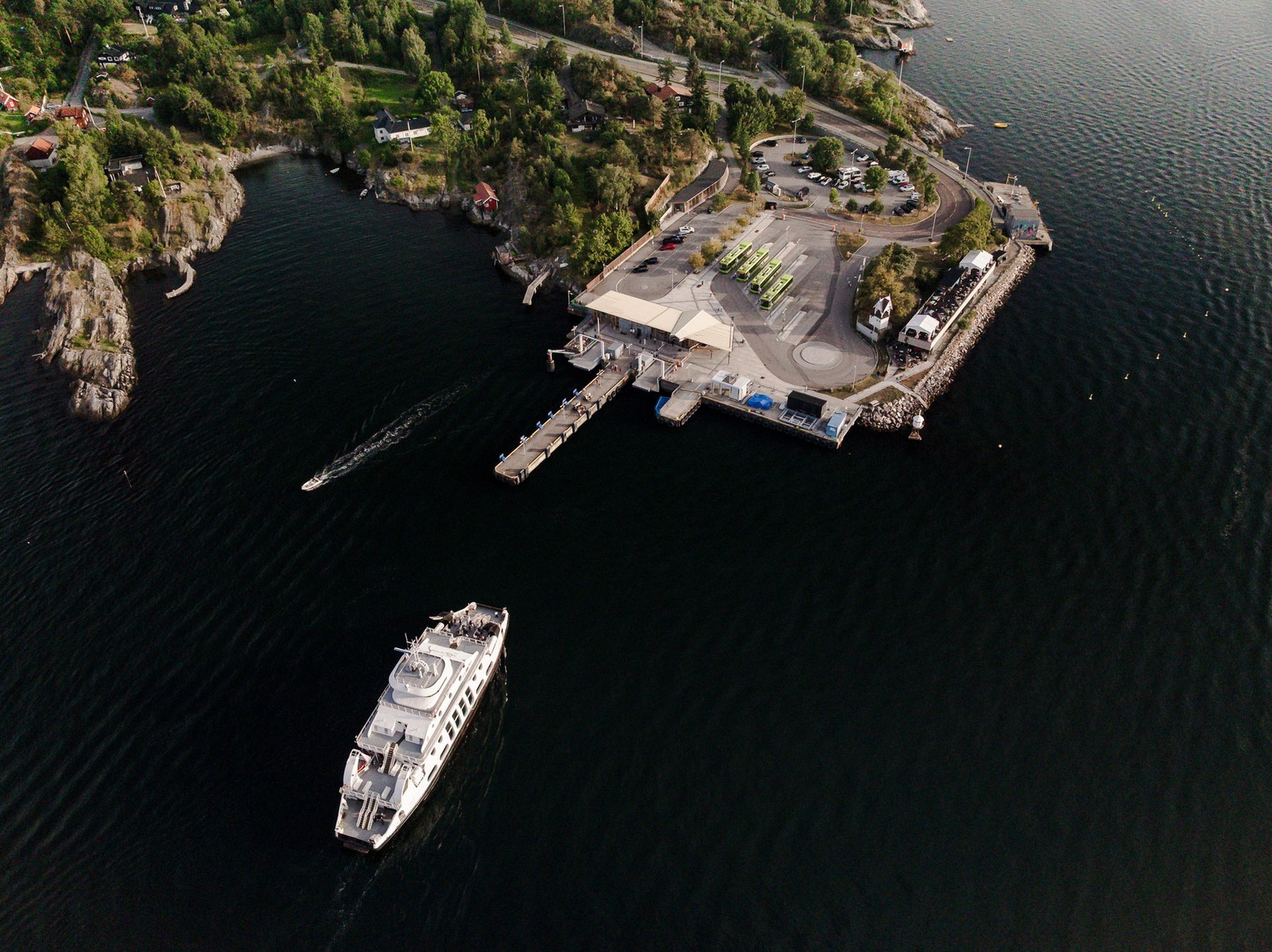 Fra Nesoddtangen brygge tar båten deg til Aker Brygge på rundt 23 minutter - en attraktiv løsning for pendlere til Oslo. Galleribilde