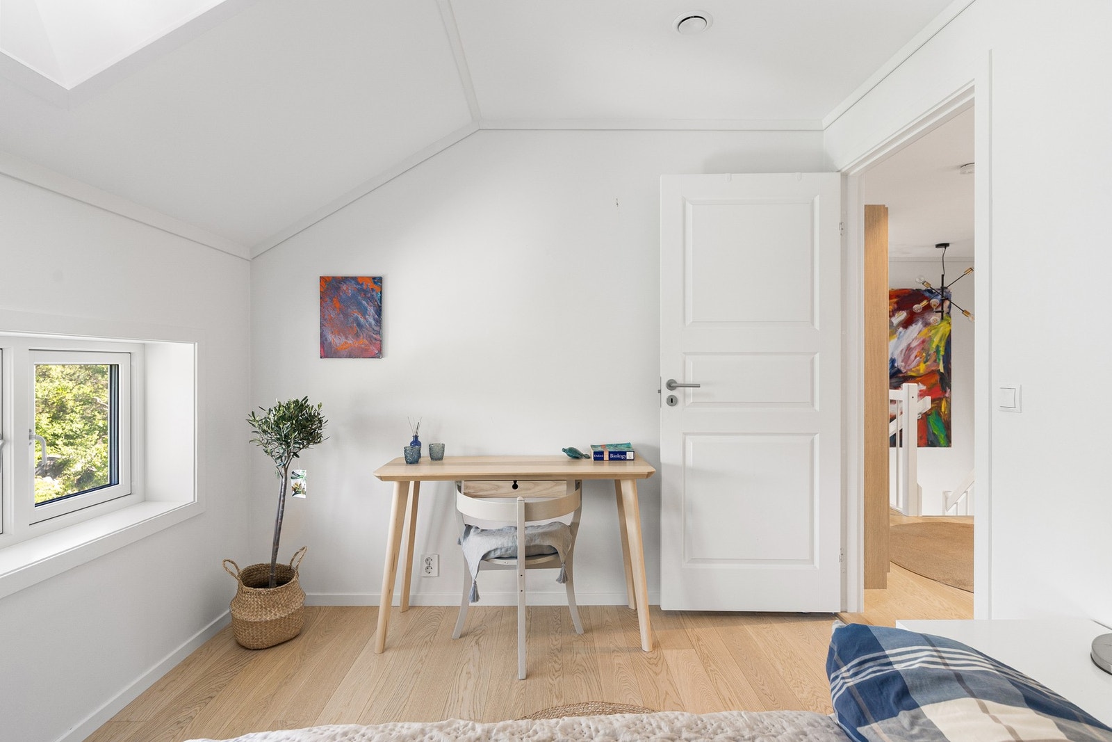 Rommet har gode møbleringsmuligheter og egner seg like godt som barnerom, gjesterom eller hjemmekontor. Galleribilde