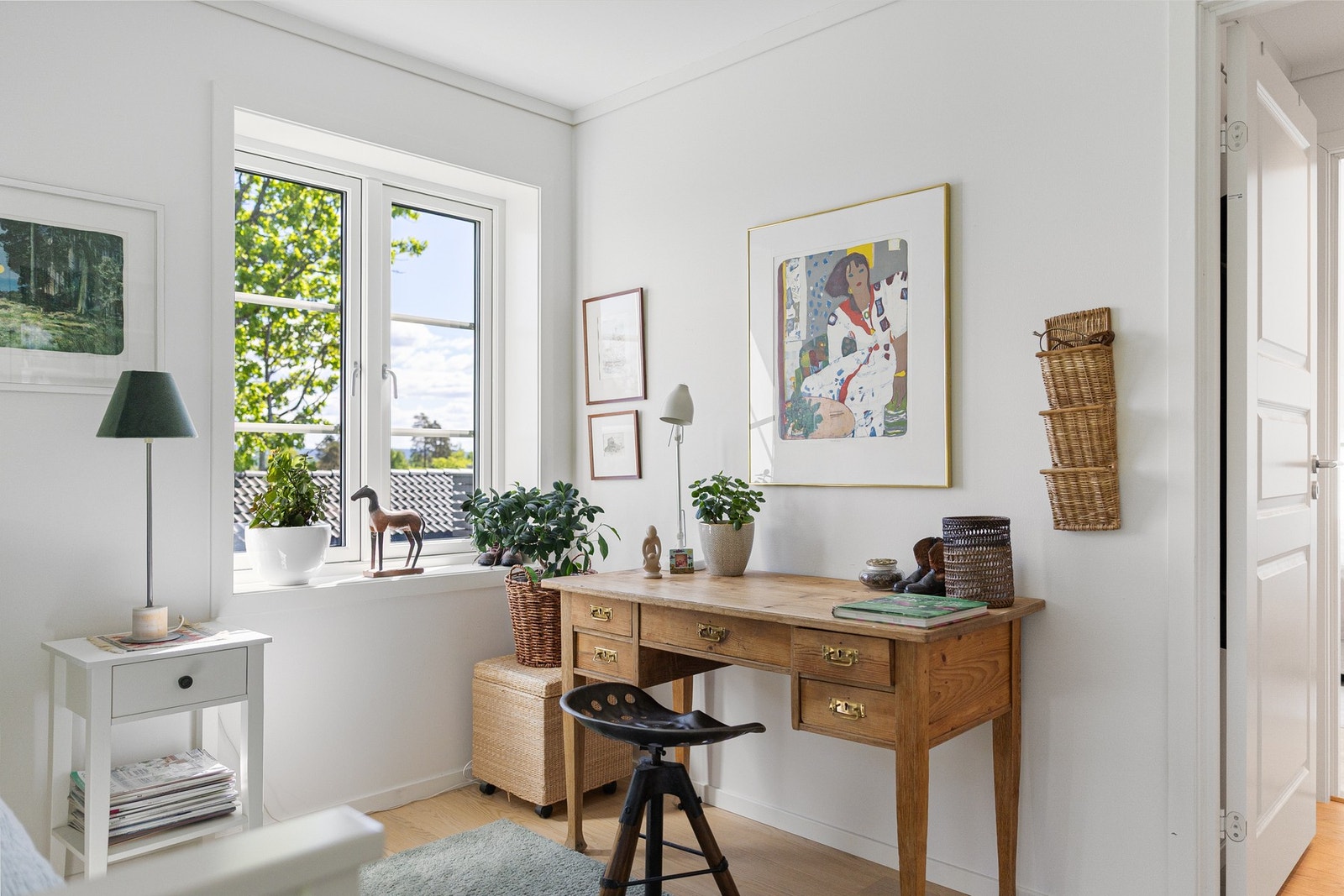 Boligens soverom holder en gjennomgående god standard med lyse overflater, balansert ventilasjon og et behagelig inneklima. Galleribilde