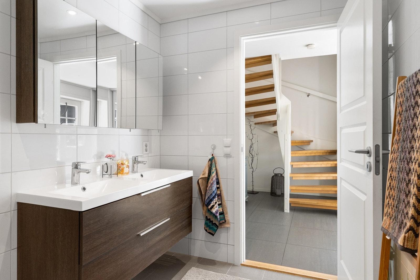 Badet har god oppbevaringsplass i innredningen og en moderne utforming med tidløse materialvalg. Galleribilde