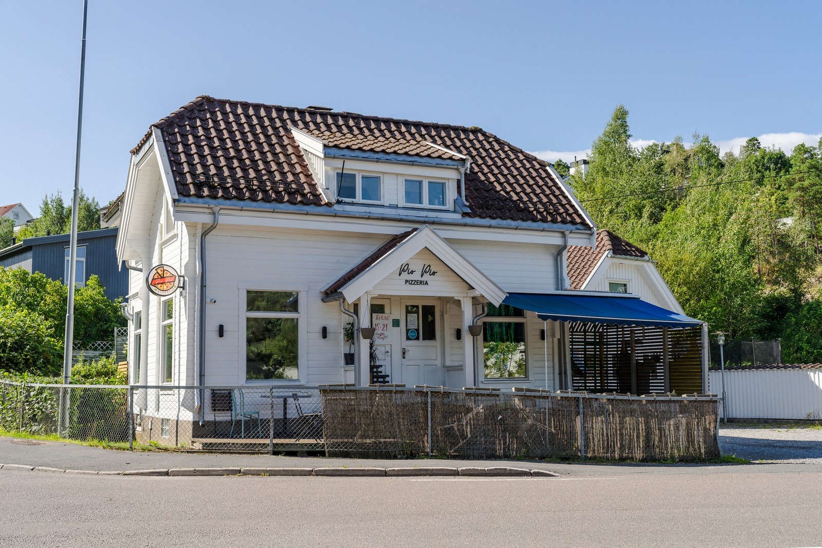 Den lokale pizzarestauranten på Hellvik er et hyggelig samlingspunkt i nærområdet og et populært tilbud blant beboerne. Galleribilde