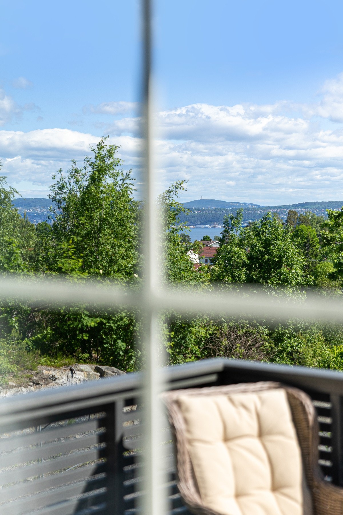 Fra balkongen nytes en luftig beliggenhet med grønt nærområde, fjordgløtt og gode solforhold. Galleribilde