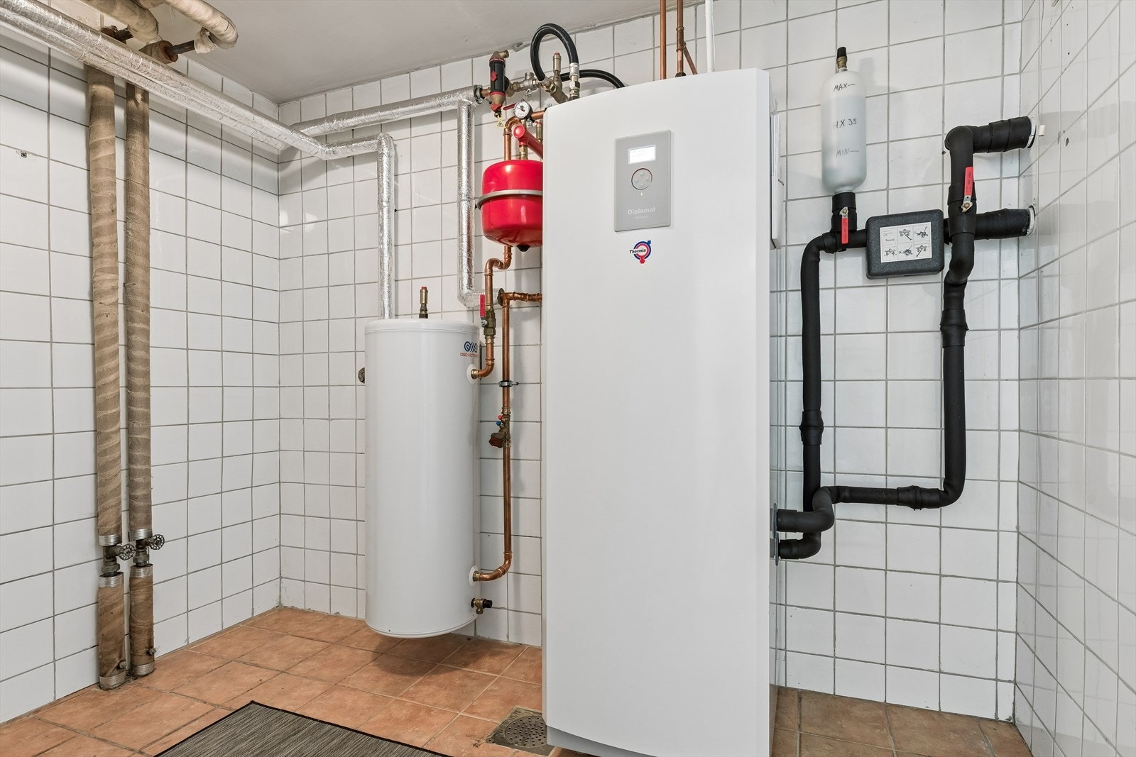 Teknisk rom/bod med bergvarme anlegg. Galleribilde