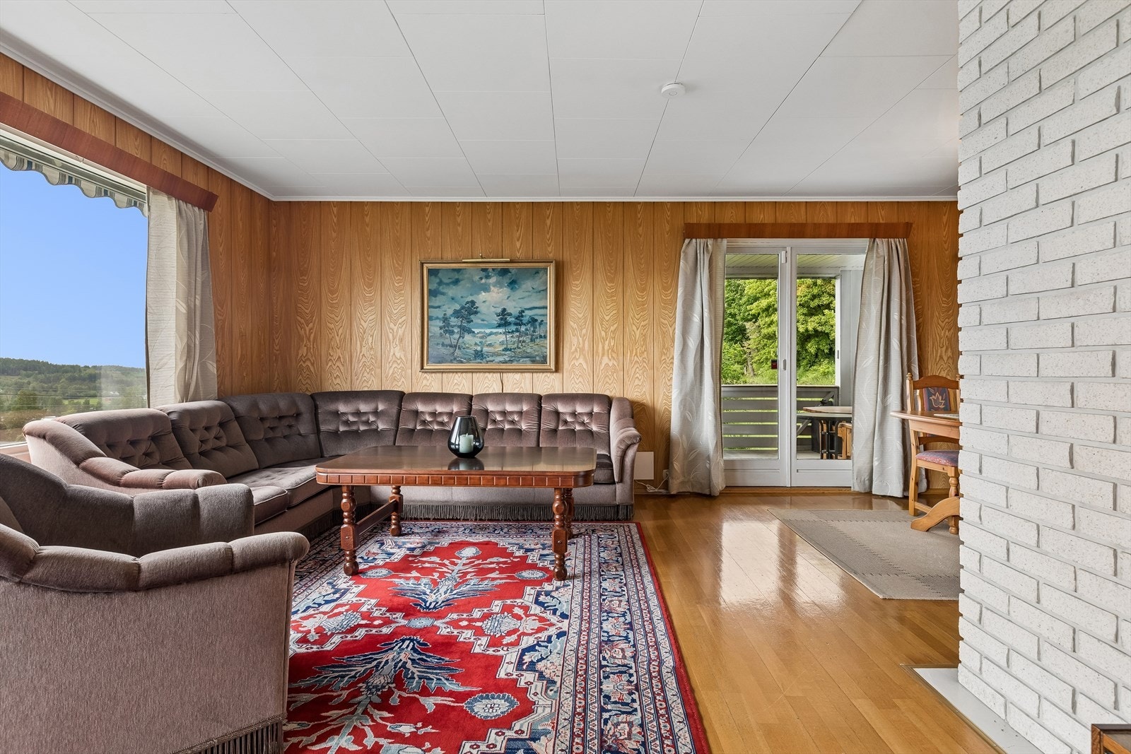 Fra stuen er det utgang til verandaen. Galleribilde