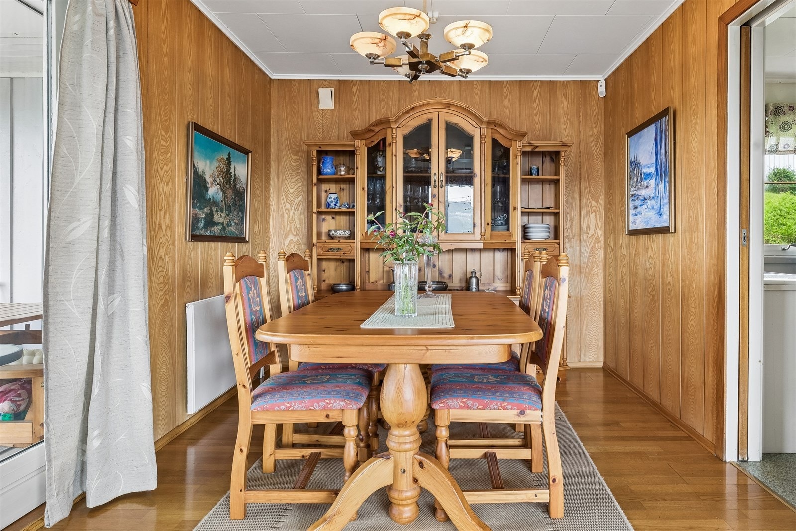 Fra kjøkkenet er det skyvedør inn til spisestue. Galleribilde