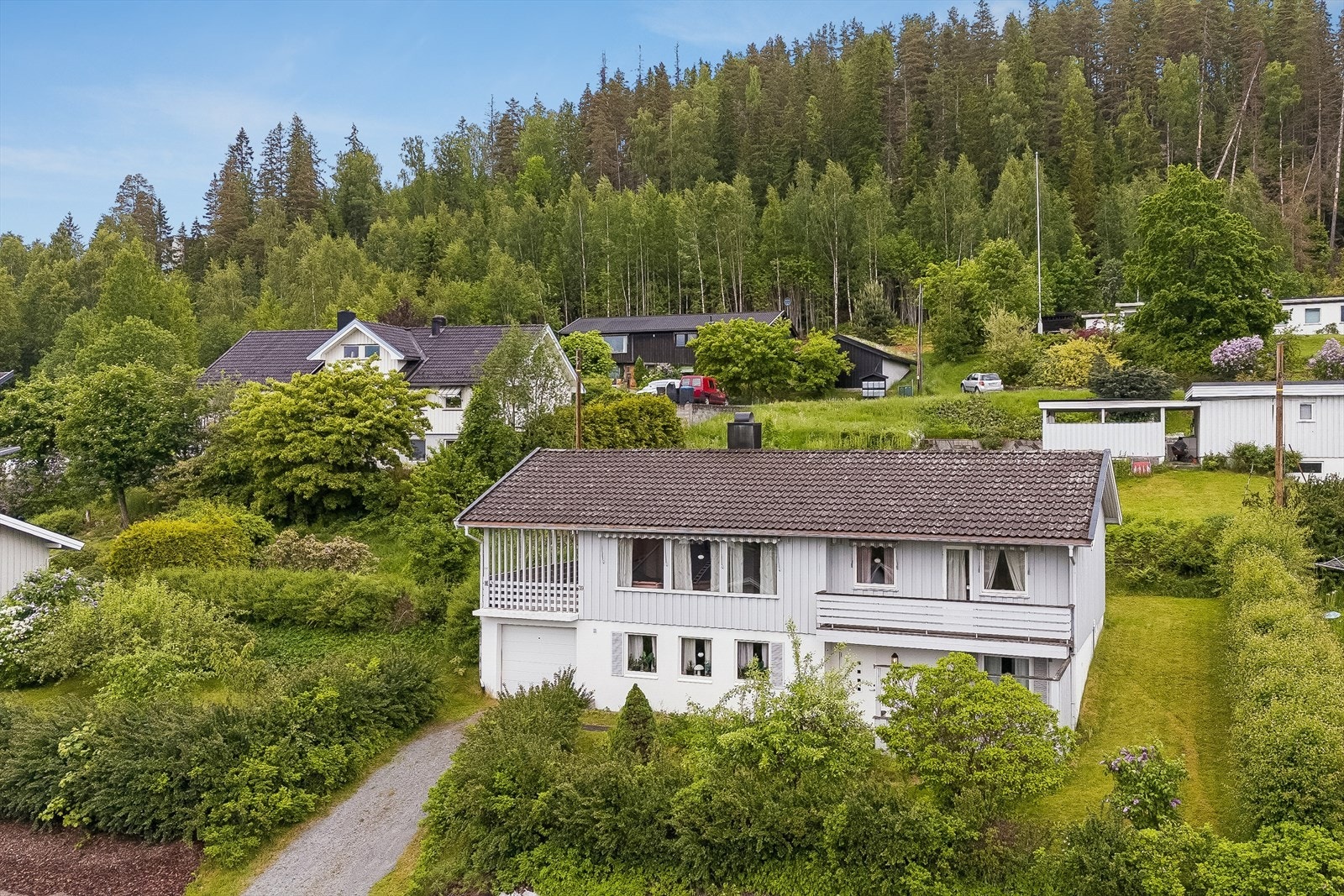 Eiendommen har en fin beliggenhet i et veletablert og attraktivt område. Galleribilde