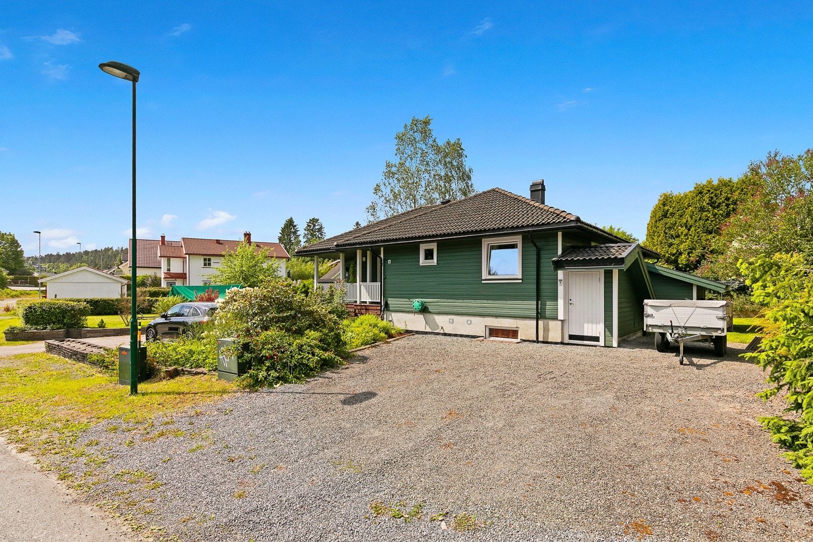Gruset gårdsplass og egen nedgang til kjelleren. Det er også en bod bak huset Galleribilde