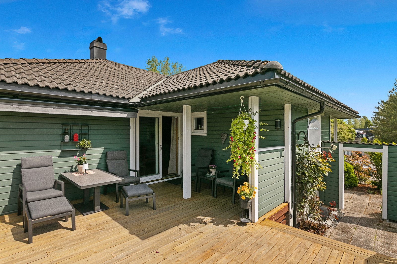 Meget romslig terrasse - delvis overbygd Galleribilde