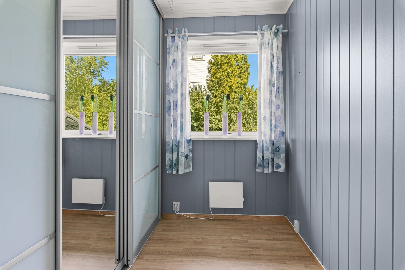 Soverom 2 - Benyttet som garderobe av nåværende eier. Her er det romslig skyvedørsgarderobe Galleribilde