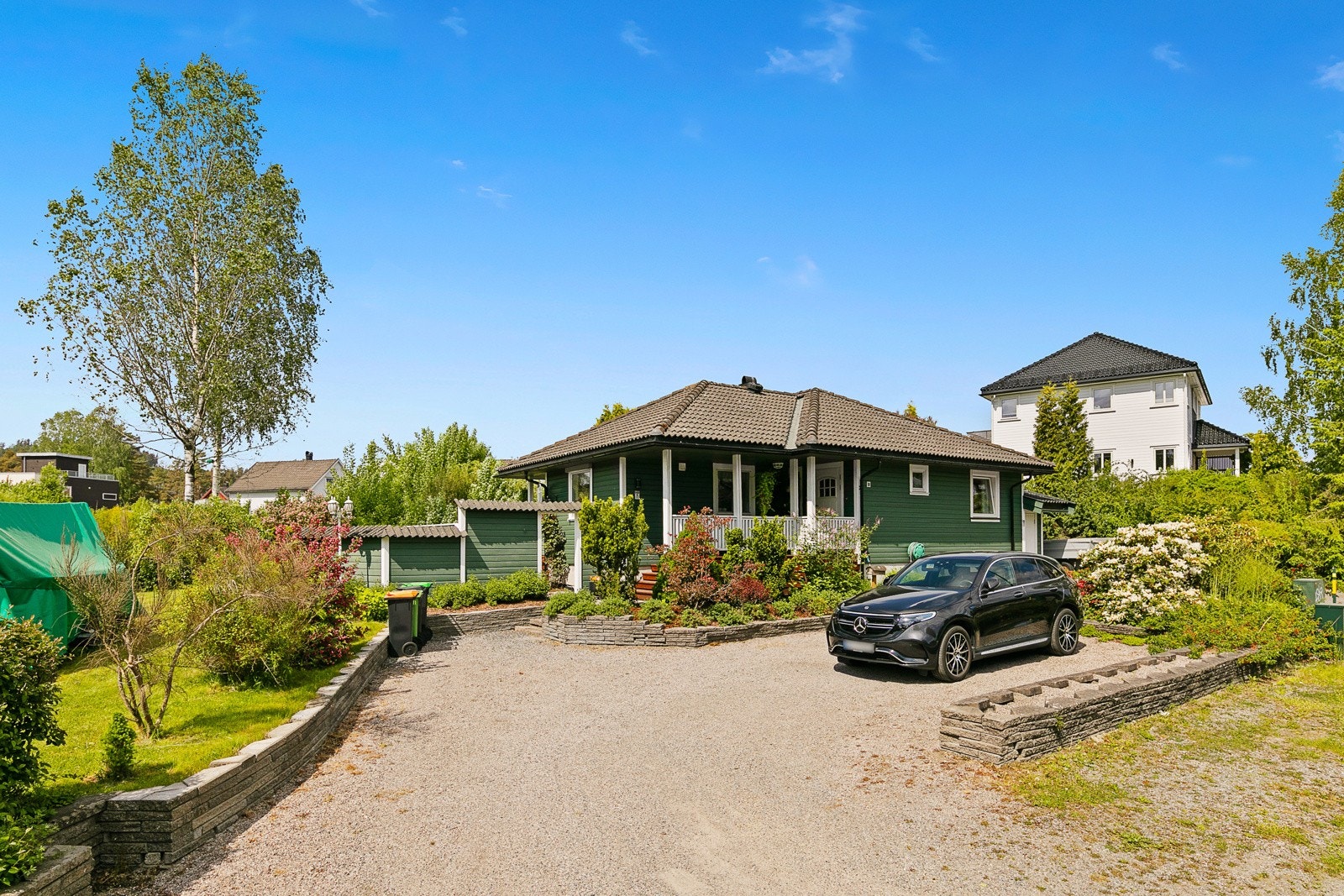 Gruset gårdsplass med oppstillingsplass for flere biler Galleribilde