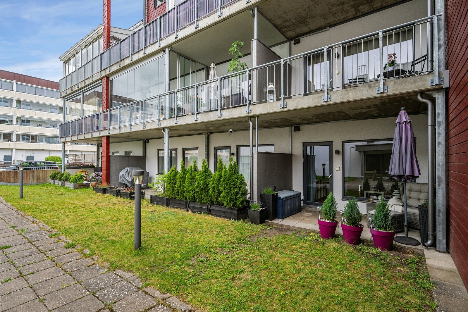 Leiligheten har en hyggelig terrasse med direkte adkomst til felles uteområder. Galleribilde