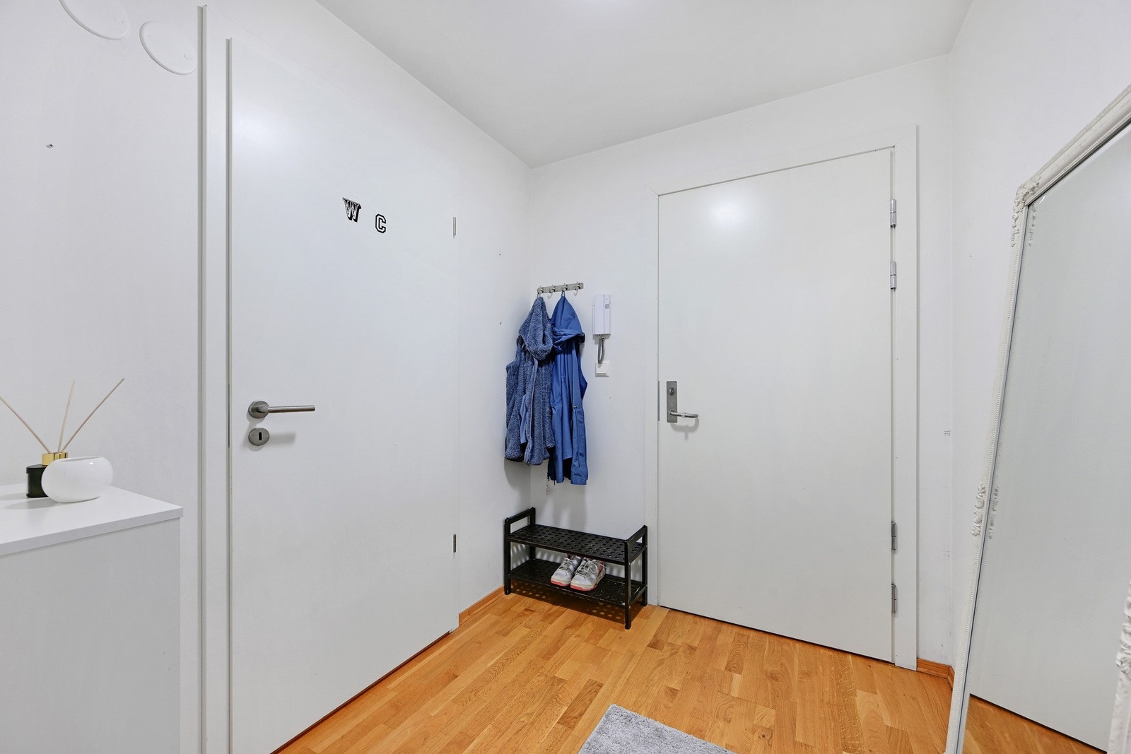 Romslig gang med plass til oppbevaring. Galleribilde