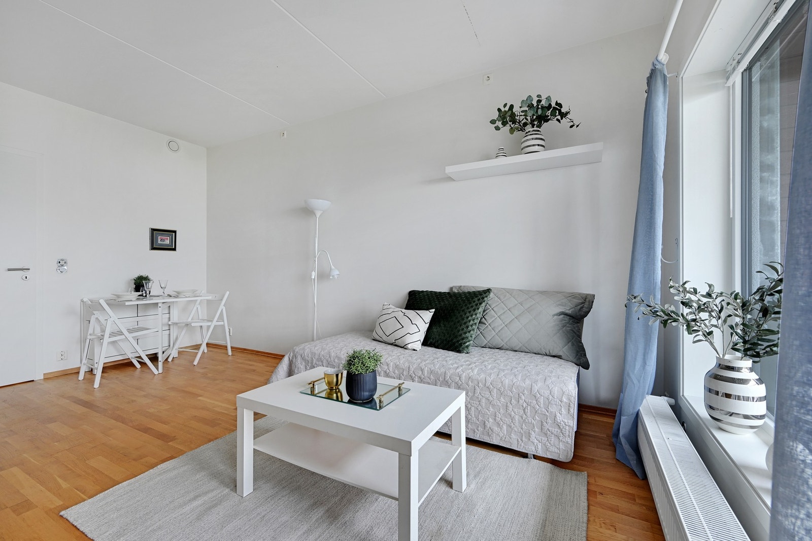 Stuen har naturlig plass til både sofa- og soveavdeling. Galleribilde
