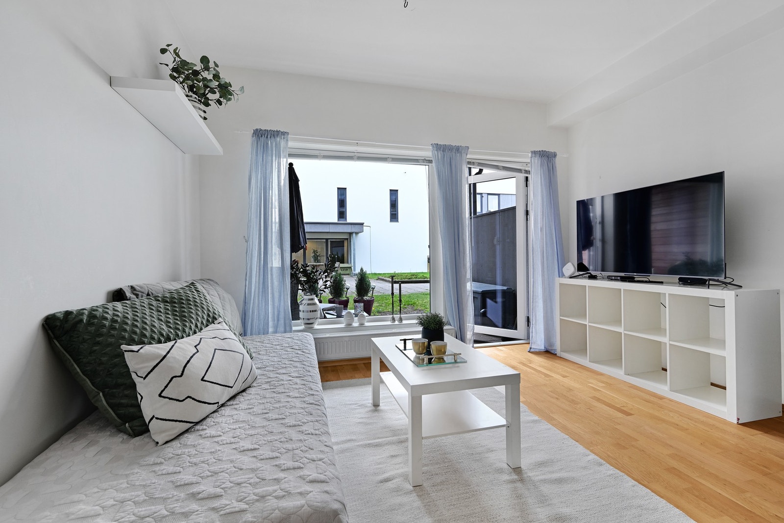 Stuen fremstår lys og moderne med store vindusflater. Galleribilde