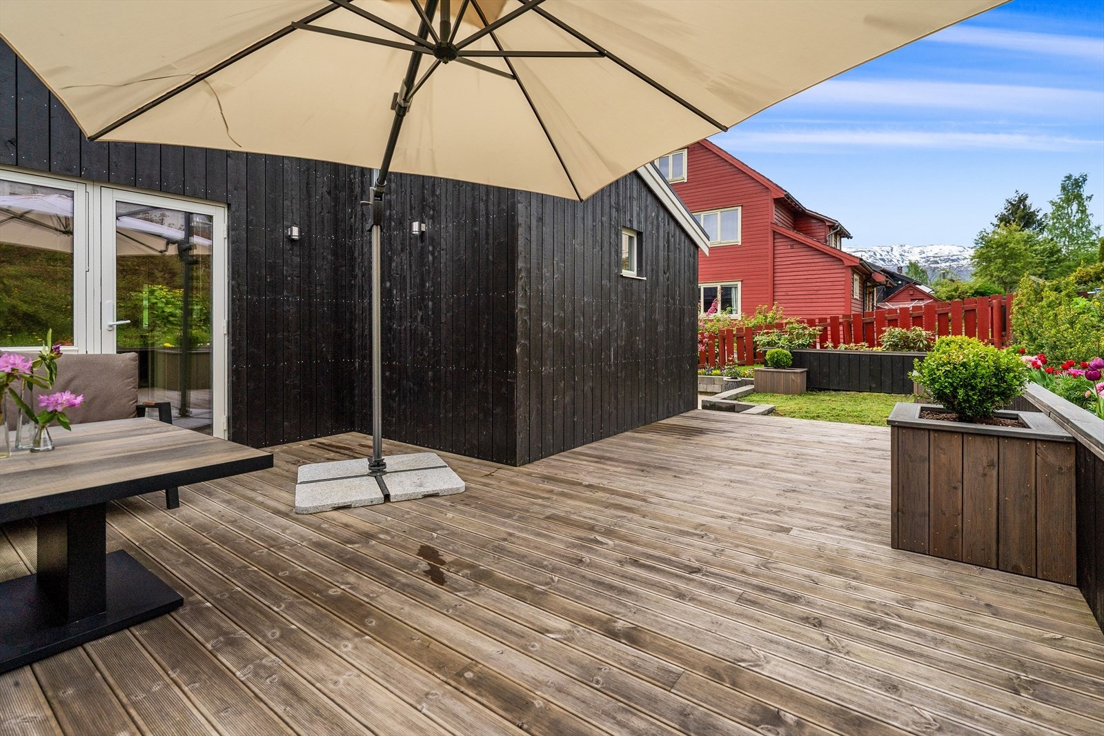 Stor, skjermet og solrik terrasse med fantastiske uteområder. Med sine 3 uteplasser har du sol fra tidlig morgen til kveld. Galleribilde