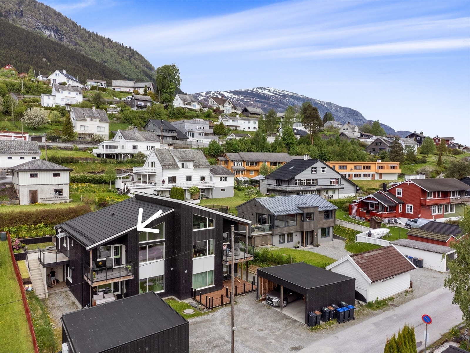 Dette er en sjelden mulighet til å bo i en moderne og lettstelt leilighet med fantastisk utsikt, flotte solforhold og romslige uteplasser. Galleribilde