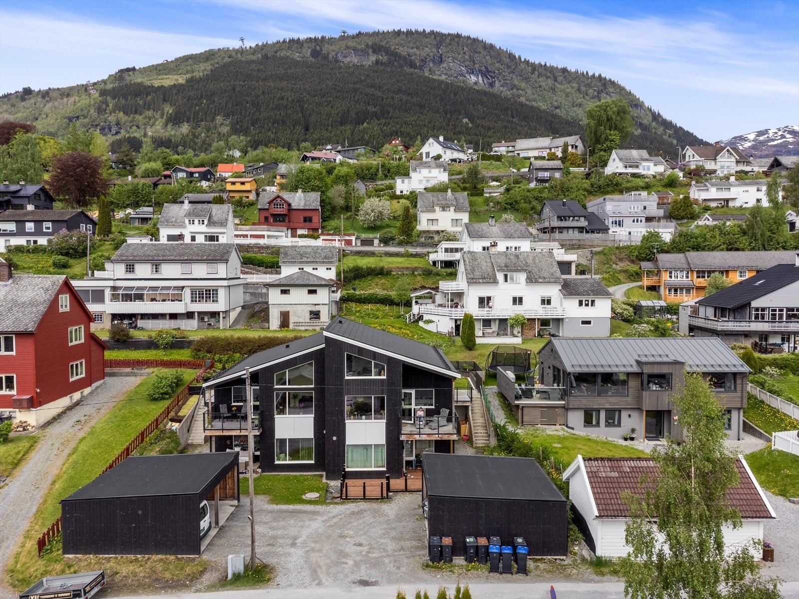 En leilighet med godt nabolag, fantastiske solforhold og flotte uteområder. Galleribilde