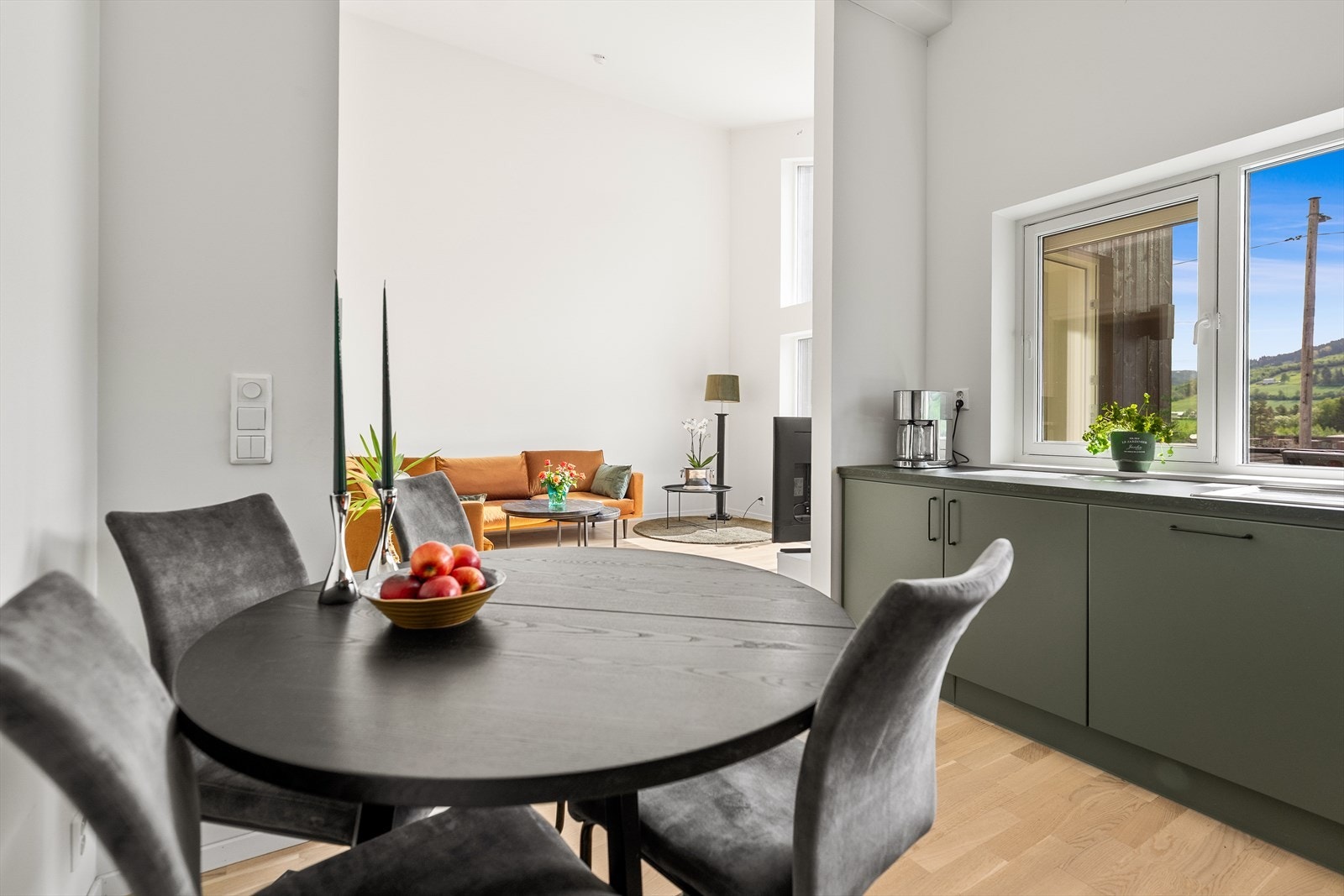 Med samme gjennomgående, moderne standard som resten av leiligheten, innbyr kjøkkenet til både matlaging og hyggelige sammenkomster. Galleribilde