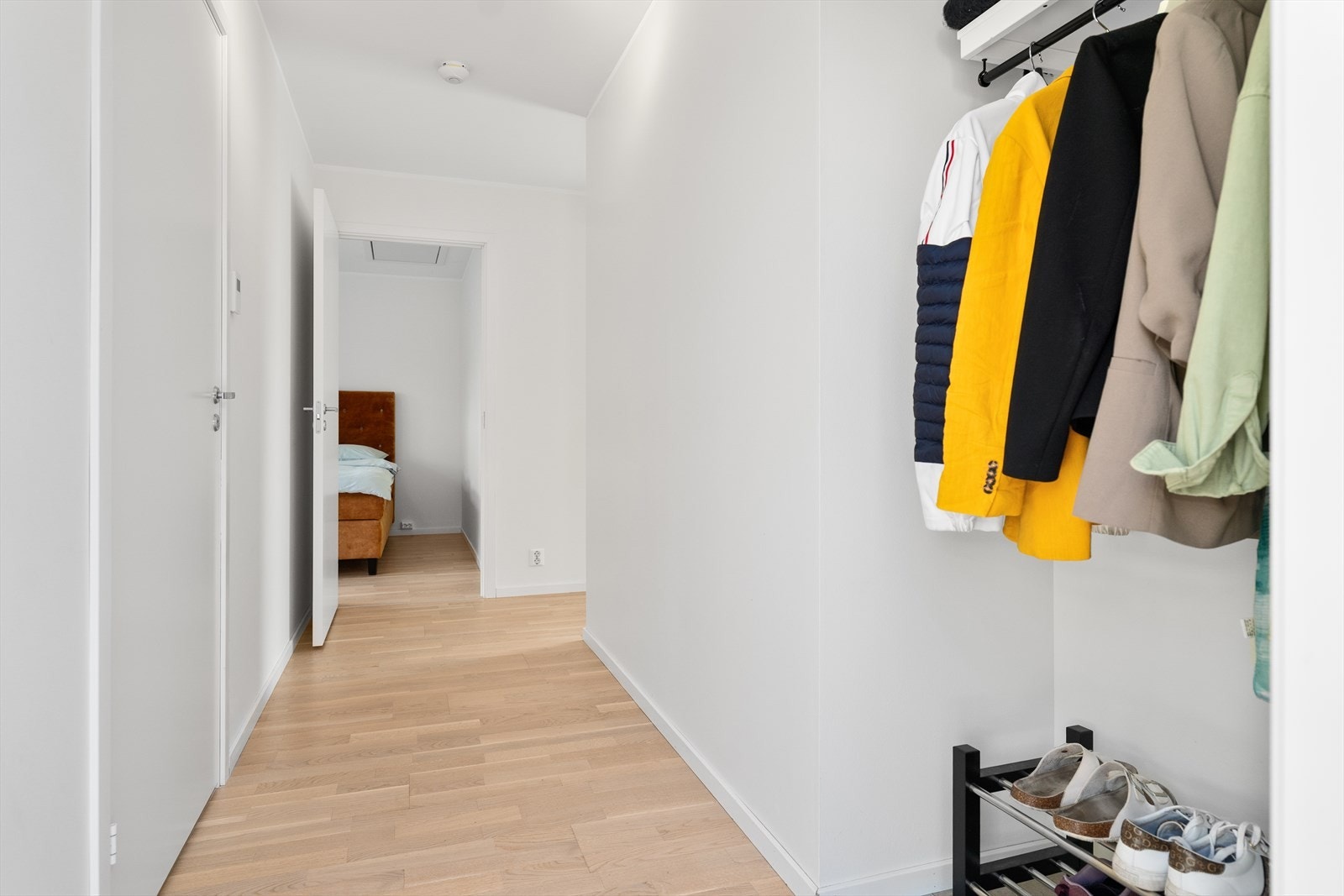 Gangen har et praktisk innhuk med god plass til oppheng av yttertøy og oppbevaring av sko. Galleribilde