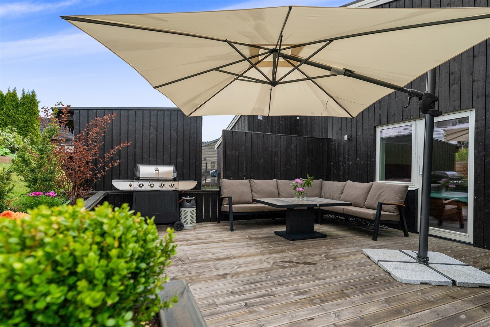 Her kan du nyte solen fra morgen til kveld og skape ditt eget private fristed med grilling, hyggelige sammenkomster og lange sommerkvelder. Galleribilde