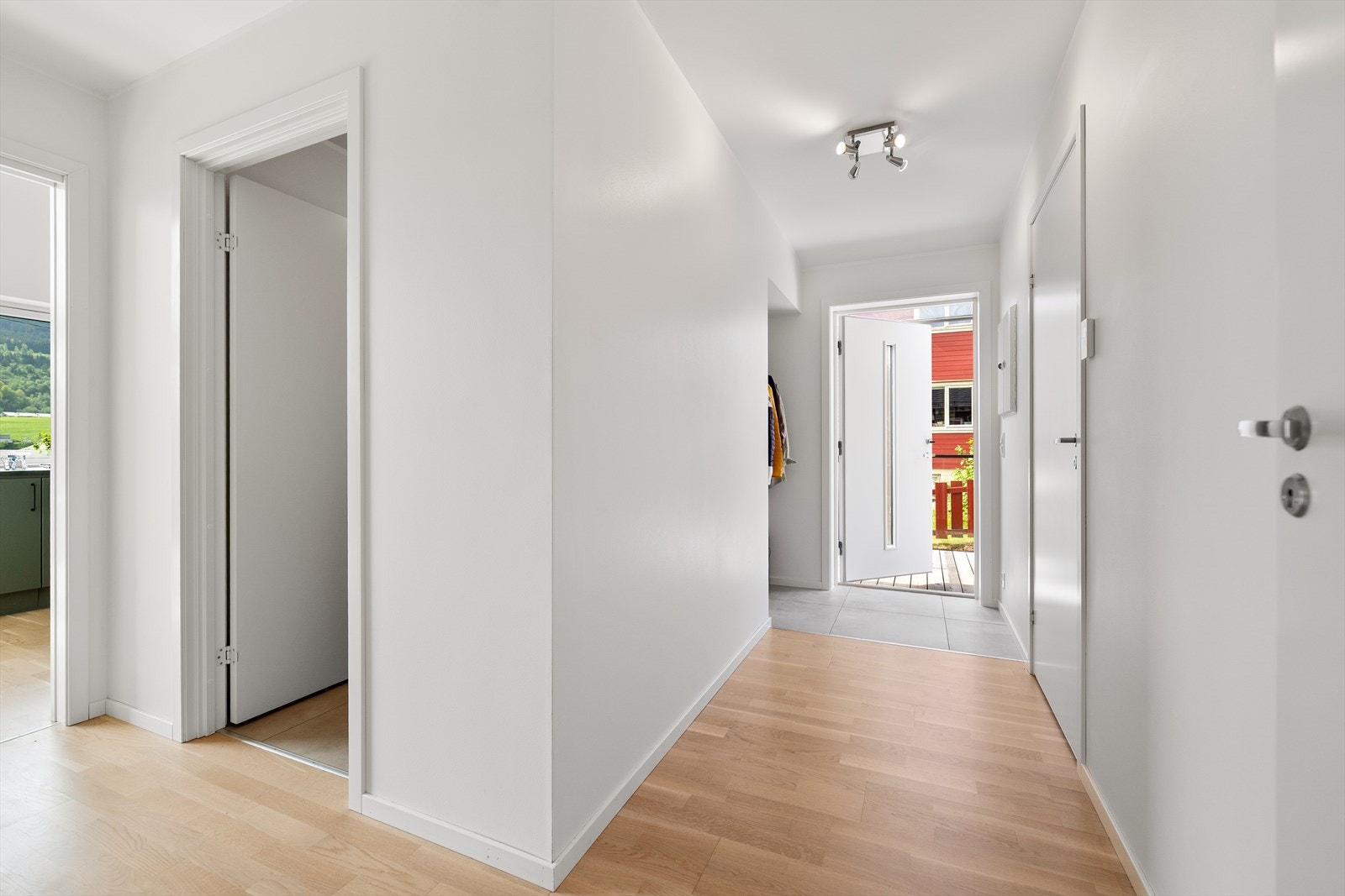 For ekstra komfort er leiligheten utstyrt med vannbåren gulvvarme i alle oppholdsrom, med unntak av soverommene. Galleribilde