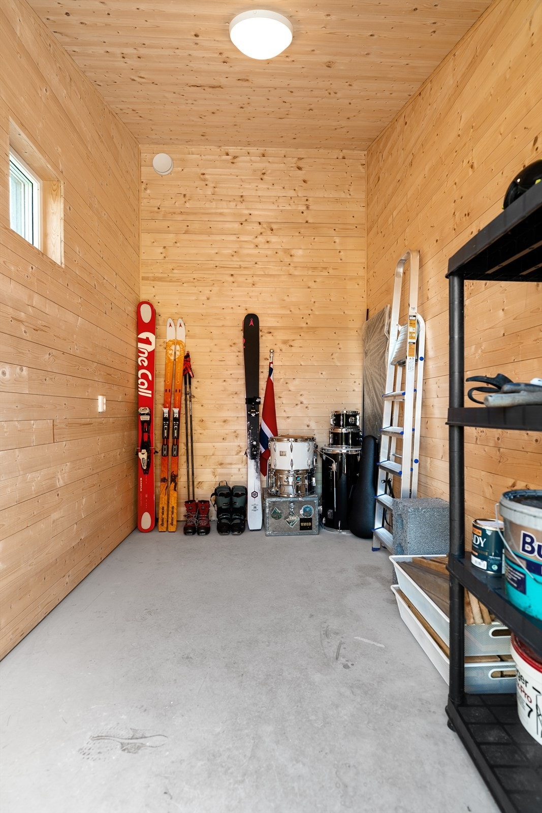Romslig bod med gode oppbevaringsmuligheter for det meste av utstyr. Galleribilde