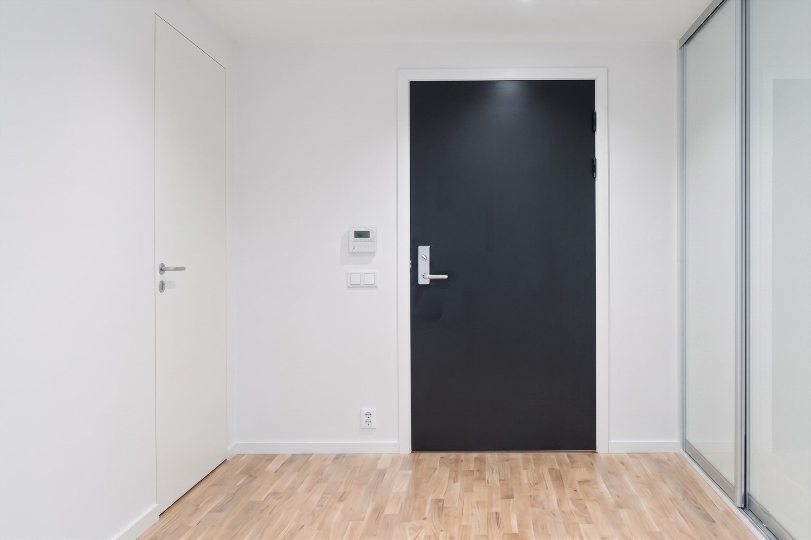 Gang m. plass garderobe. Porttelefon. Skyvedørsgarderobe er ikke inkludert. Bildet er laget digitalt med KI. Avvik vil forekomme. Galleribilde