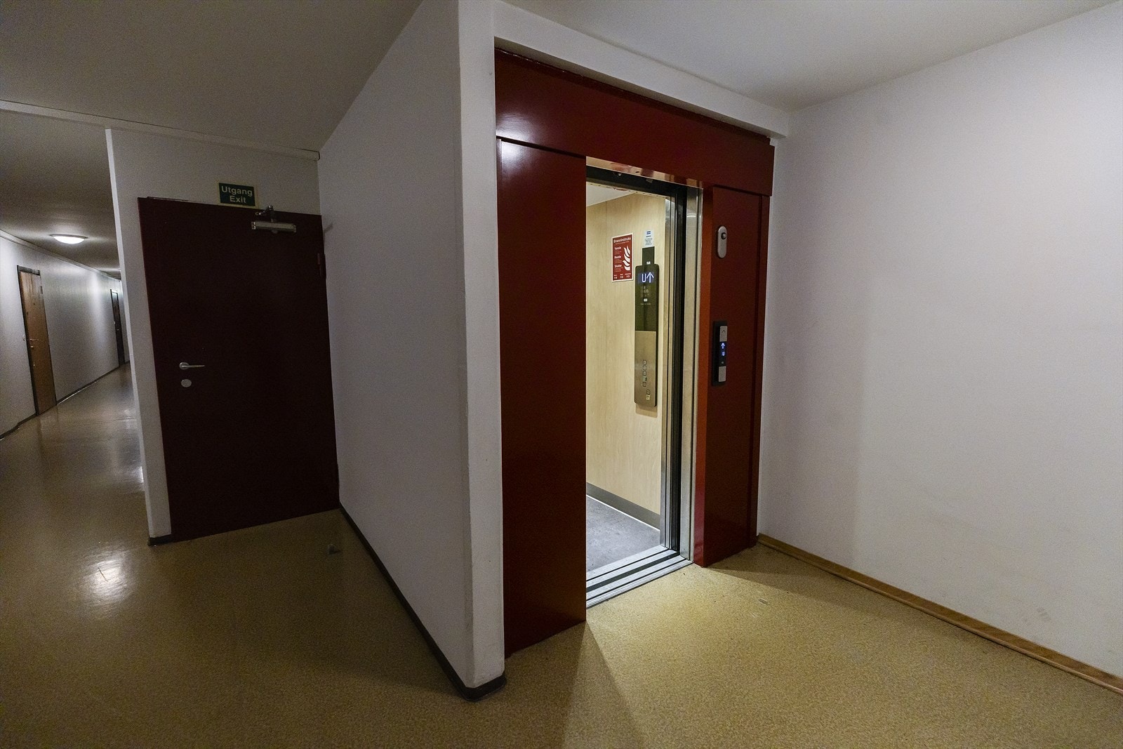Bygget har personheis som gir enkel og trinnfri adkomst til leiligheten. Galleribilde
